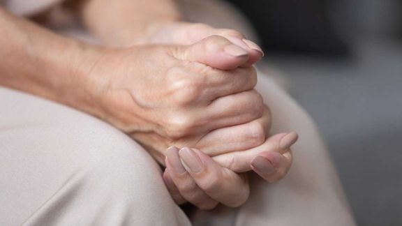 Frau hält Ihre Hände ineinander verschränkt, um sich von Ihrer Zwangsstörung abzulenken Wie Sie Zwangsstörungen eindeutig erkennen – die Blomenburg Privatklinik klärt über Ursachen und Symptome auf
