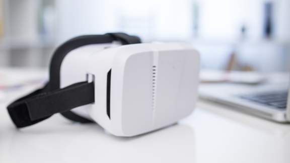 VR-Brille liegt auf einem Schreibtisch