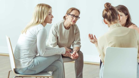 Patienten diskutieren in der Gruppentherapie in der Blomenburg Privatklinik: auch bei Minddistrict ist der Austausch in der Gruppe digital möglich Minddistrict bietet eine sichere und verschlüsselte Chatfunktion für den Austausch mit Mitpatienten aus der Blomenburg Privatklinik oder mit den Angehörigen