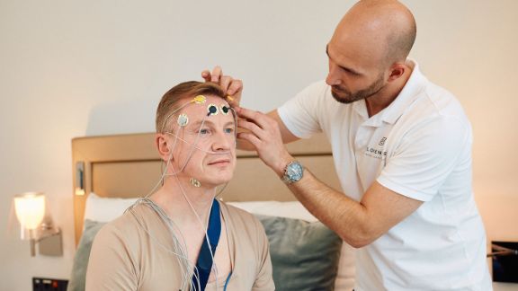 Schlafarchitektur eines Patienten wird während der Schlafdiagnostik (Polysomnographie) analysiert - Therapieangebot in der Blomenburg Privatklinik Umfassende Schlafdiagnostik (Polysomnographie) - Therapieangebot in der Blomenburg Privatklinik