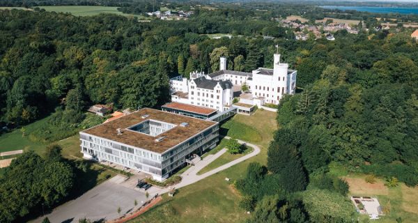 Drohnenbild der Blomenburg in Selent mit modernem Anbau