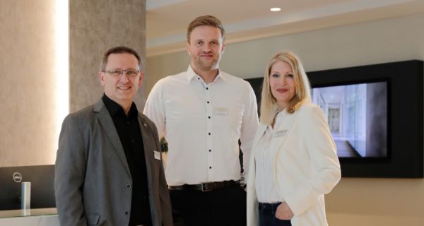 Blomenburg Frankfurt Eröffnungsfeier v.l.n.r.: Erick Goldenthal, Chefarzt; Joost Rohrmann, Geschäftsführer; Dr. Stephanie Grabhorn, Ärztliche Direktorin