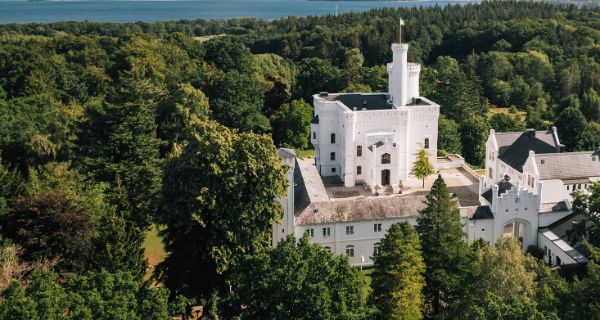 Drohnenaufnahme der Blomenburg Privatklinik und des Selenter Sees