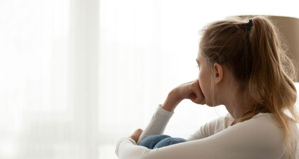 Frau leidet unter ADHS / ADS und kämpft mit Kozentrationsproblemen – Therapie in der Blomenburg Privatklinik Privatklinik für ADHS / ADS – Behandlung in der Blomenburg