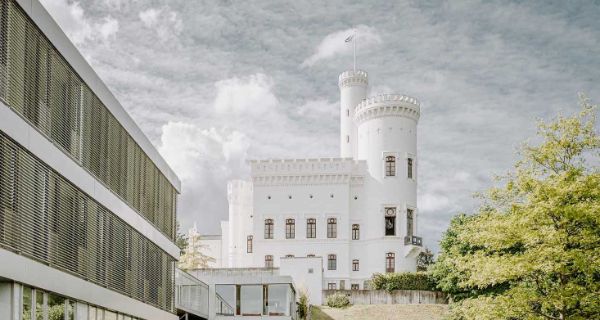 Blomenburg Privatklinik: Burganlage und angrenzender Neubau