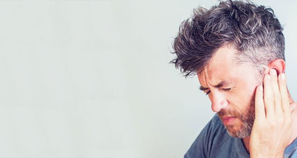 Mann leidet unter anhaltendem Tinnitus – Therapie in der Blomenburg Privatklinik Privatklinik für Tinnitus – Behandlung in der Blomenburg