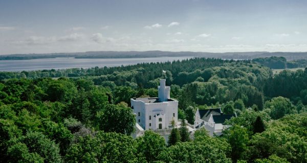 Drohnenaufnahme der Klinik – Unterkunft der Blomenburg Privatklinik Drohnenaufnahme der Blomenburg Privatklinik – Unterkunft im Waldgebiet und am Selenter See