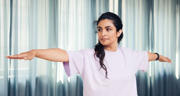 Patientin macht Balanceübungen im Sportraum