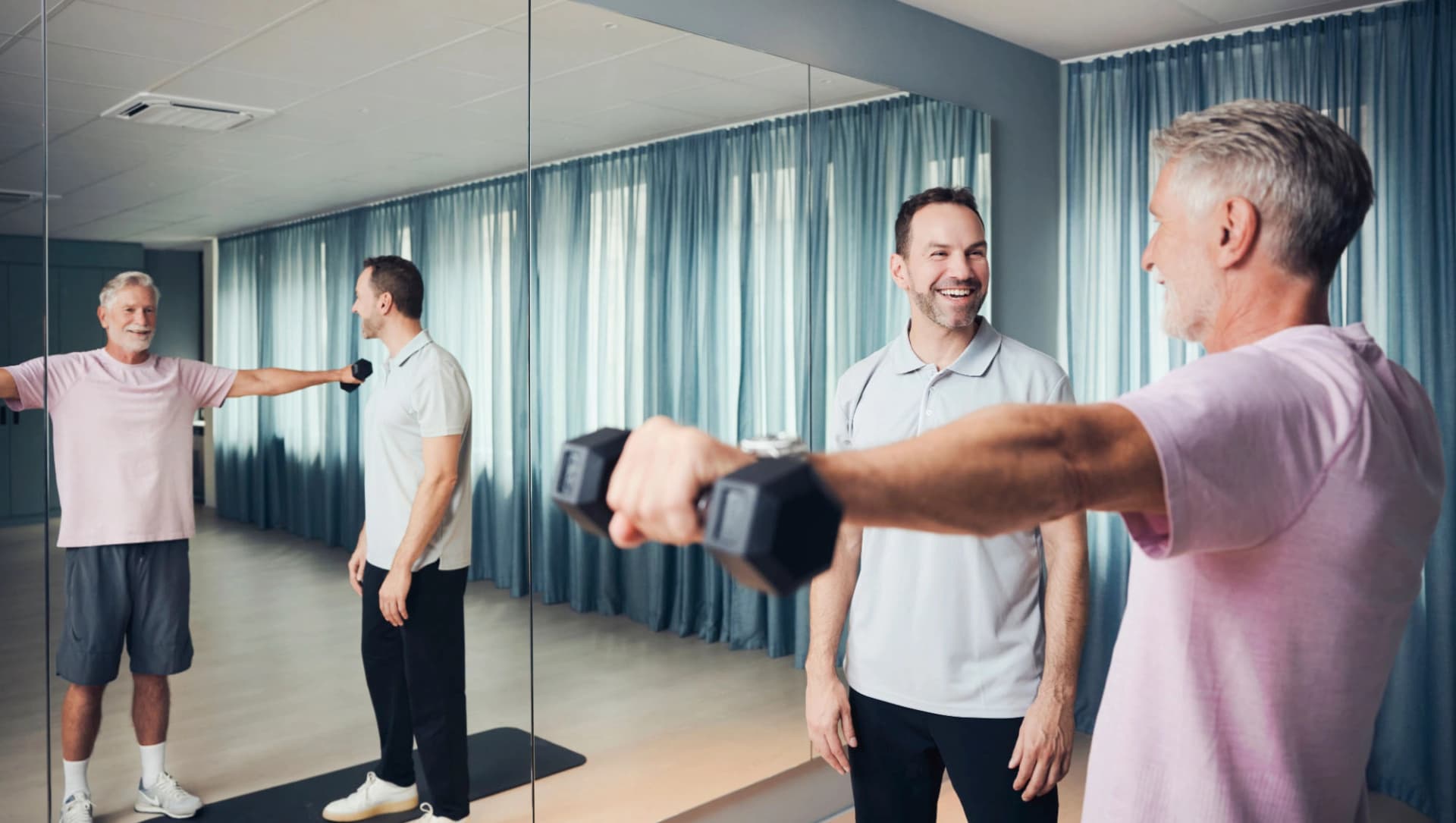 Patient mit Therapeut in der Sporttherapie