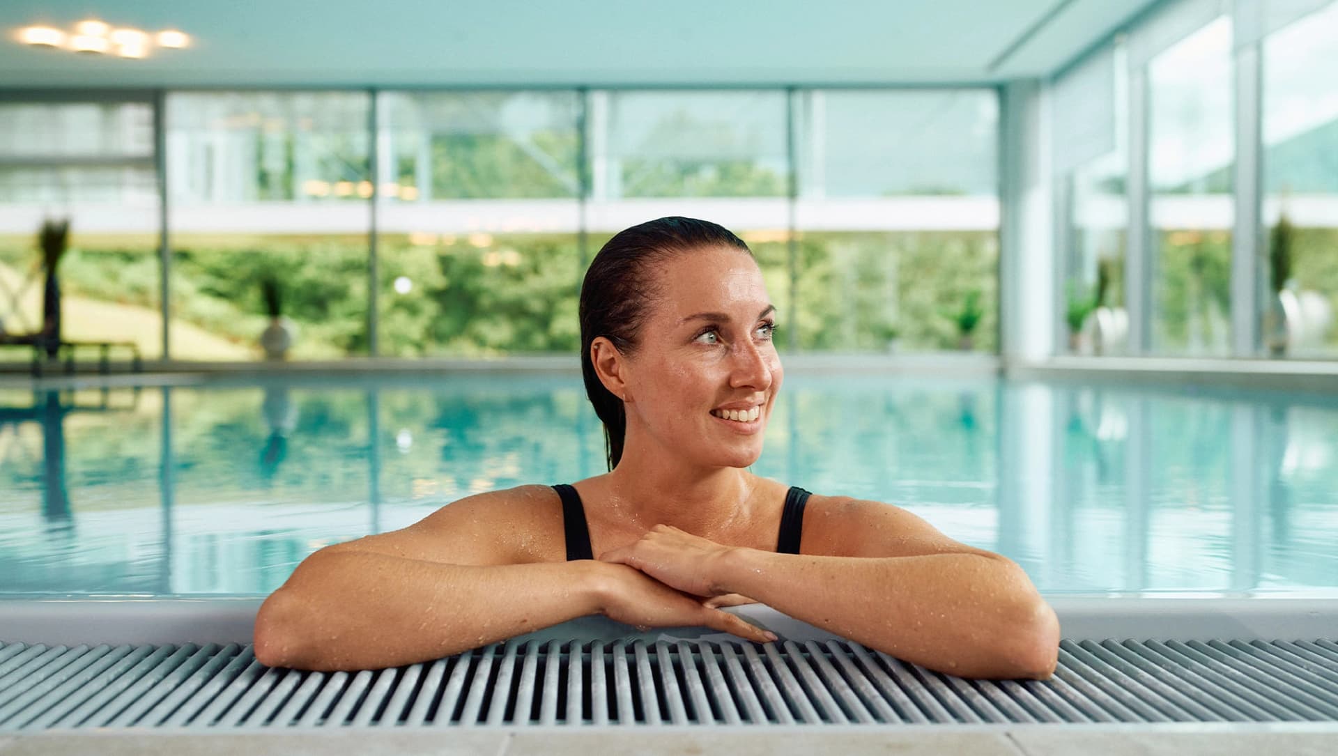 Patientin entspannt im Schwimmbad
