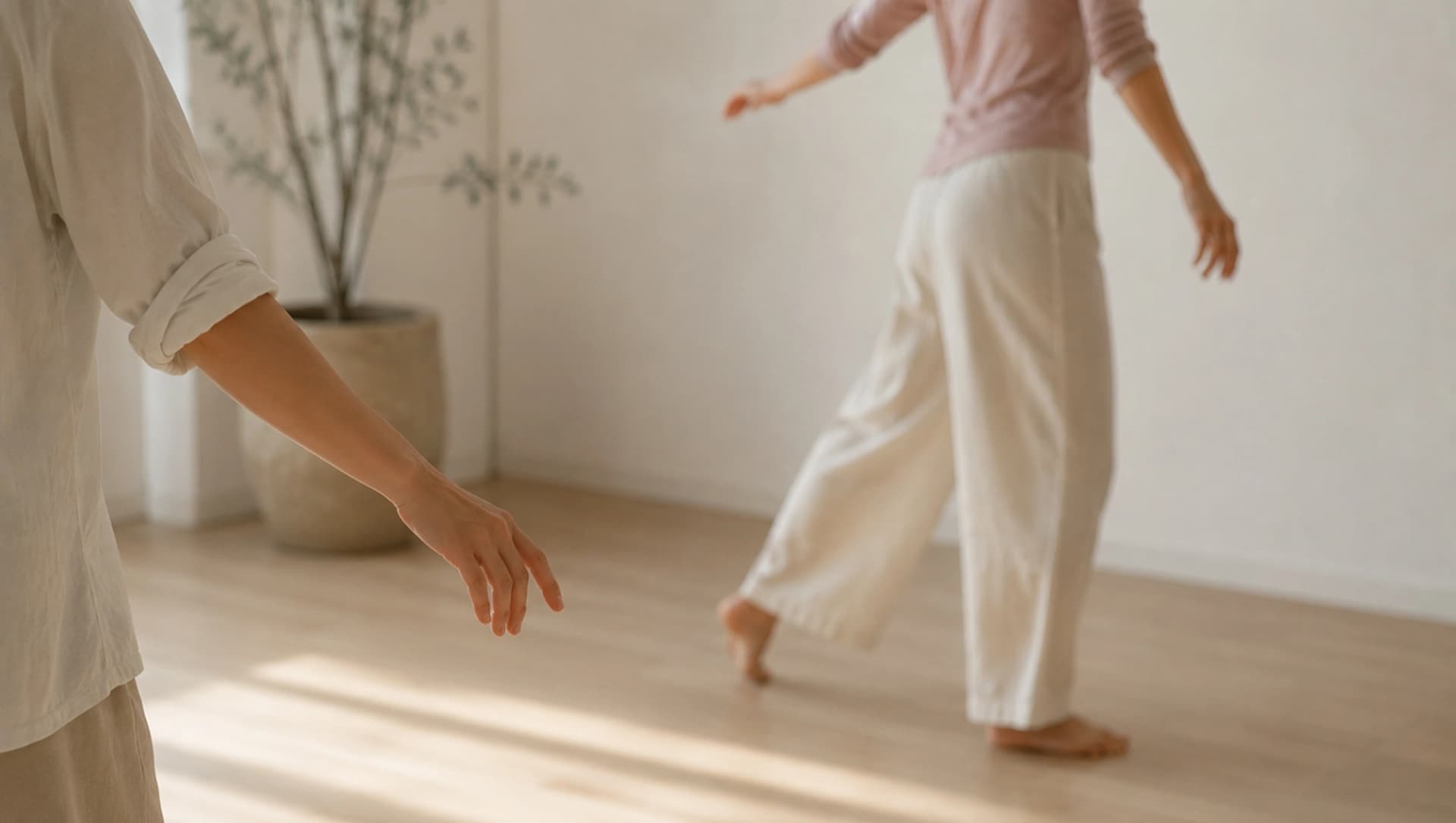 Patient:innen machen fließende Bewegungen bei der Tanztherapie