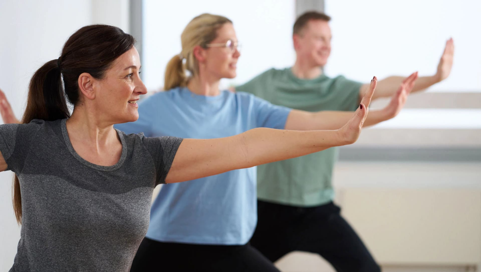 Drei Personen beim Yoga