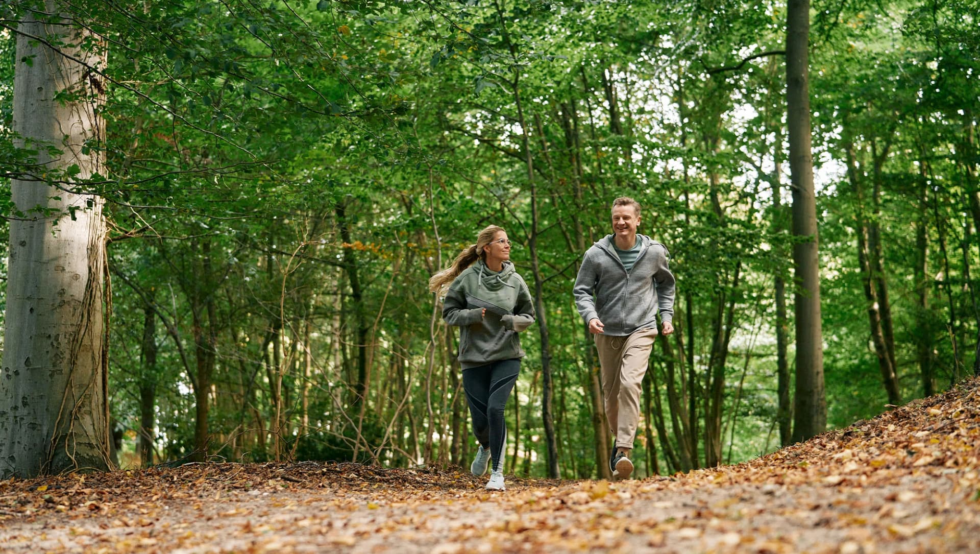 Patientin und Patient joggen im Waldgebiet