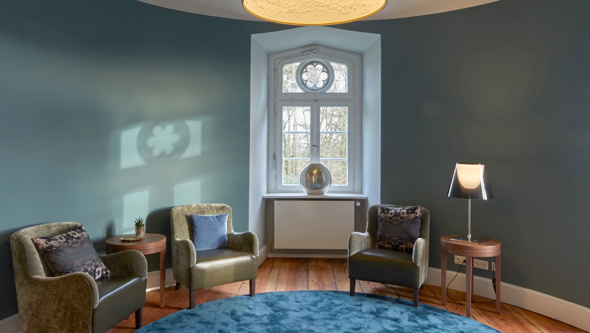 Bequemme Sessel im runden blauen Turmzimmer