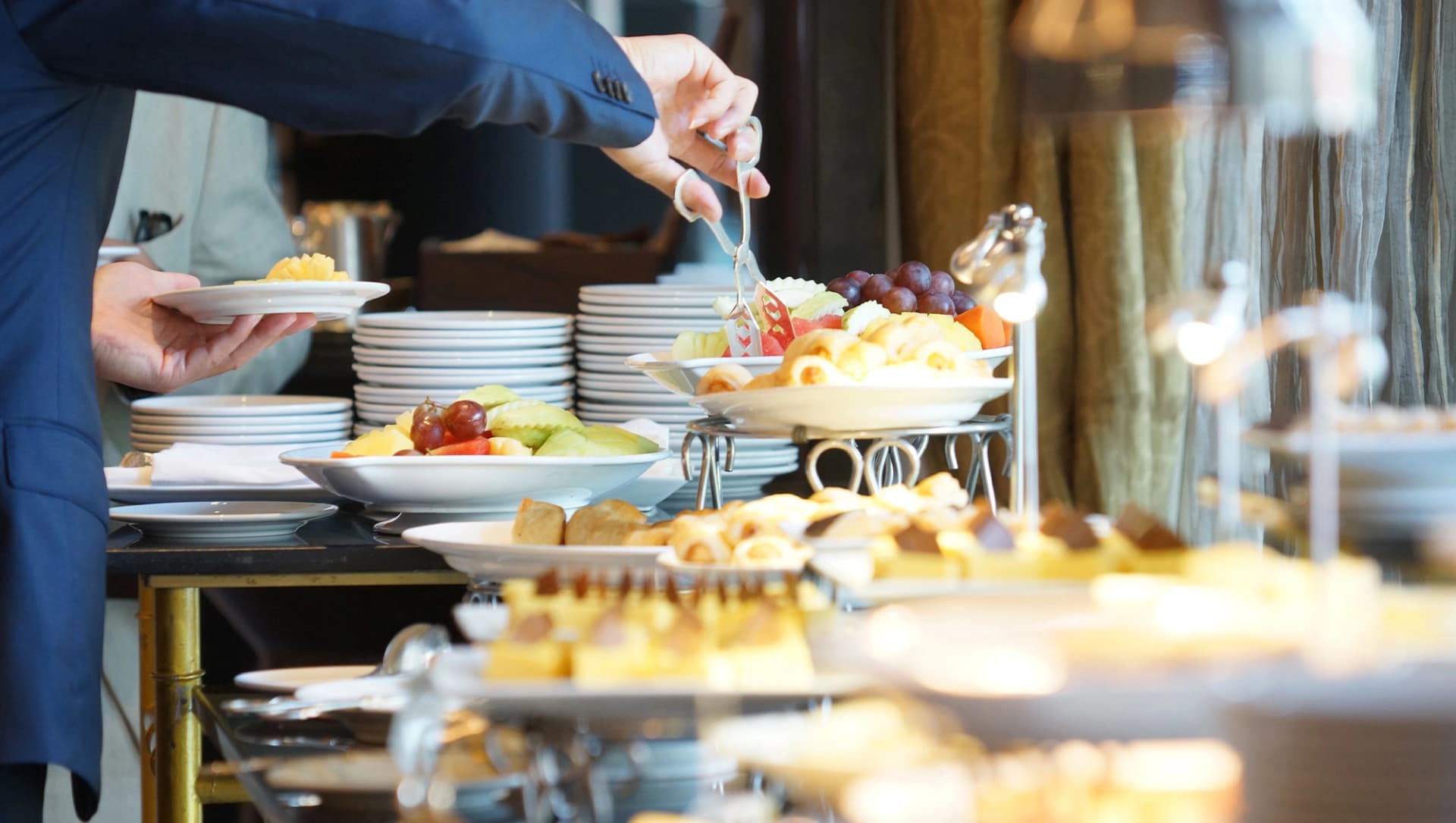 Patient nimmt sich etwas beim Frühstücksbuffet