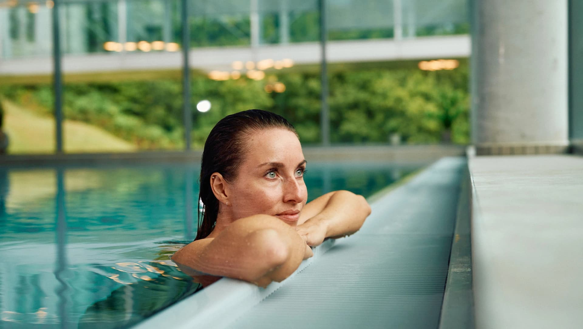 Patientin entspannt im Schwimmbad