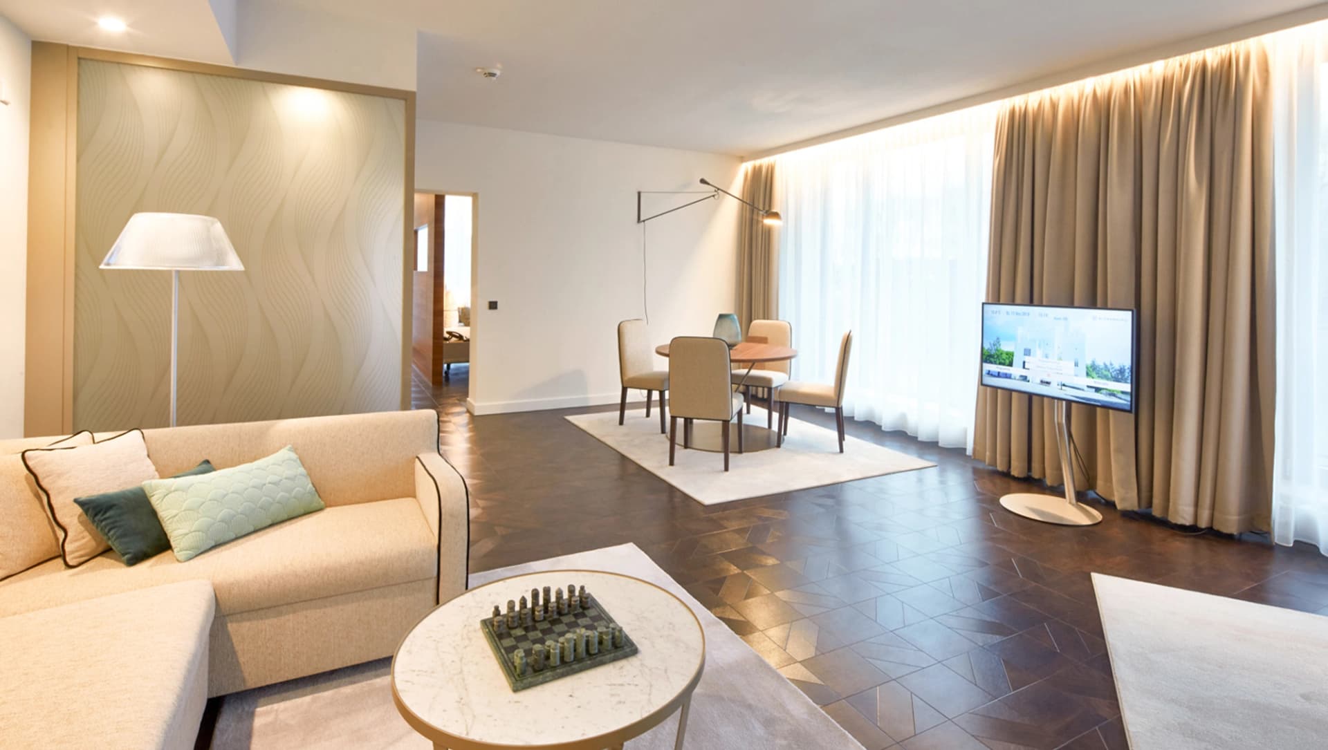 Wohnbereich der Blomenburg Privatklinik Luxury Suite