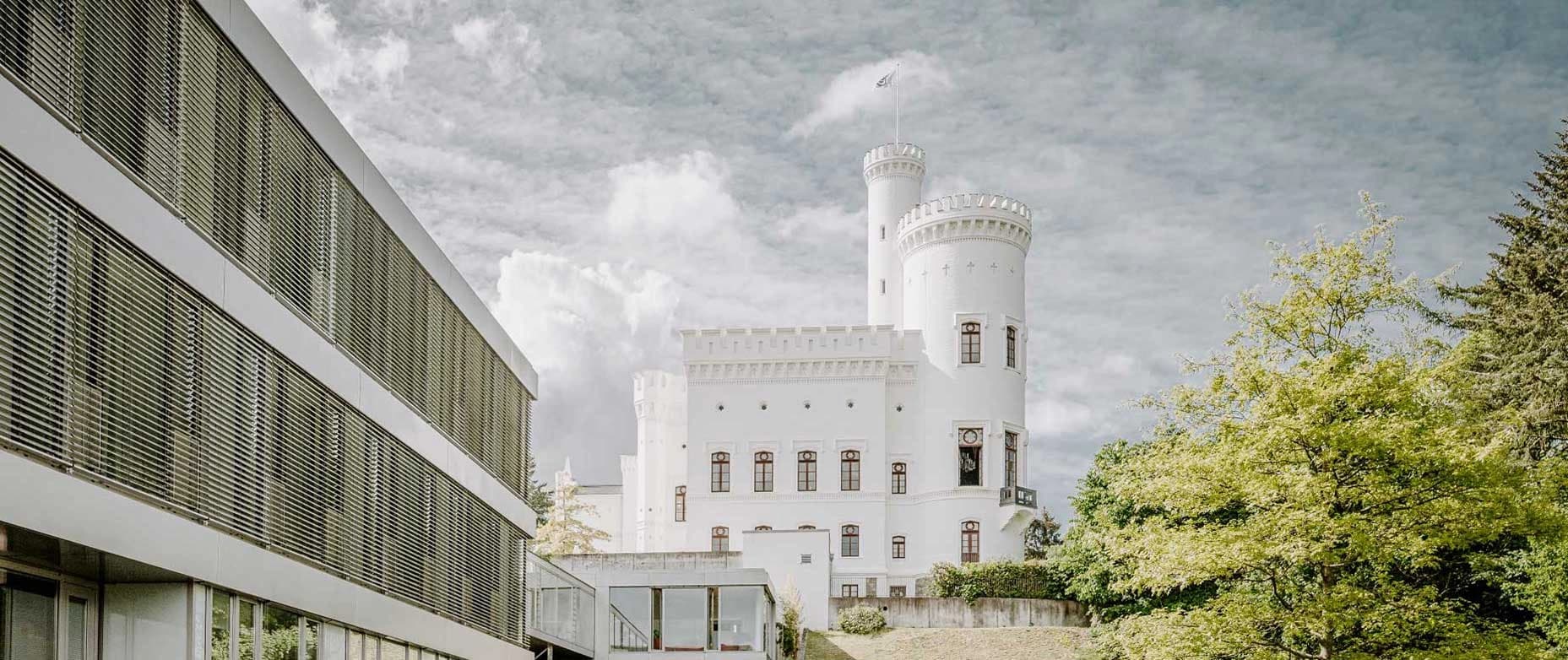 Blomenburg Privatklinik: Burganlage und angrenzender Neubau