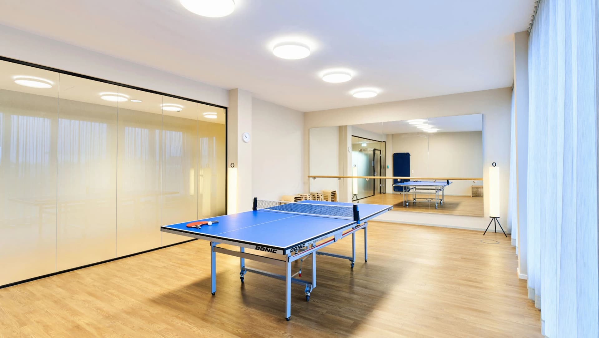 Tischtennisplatte im Sportraum
