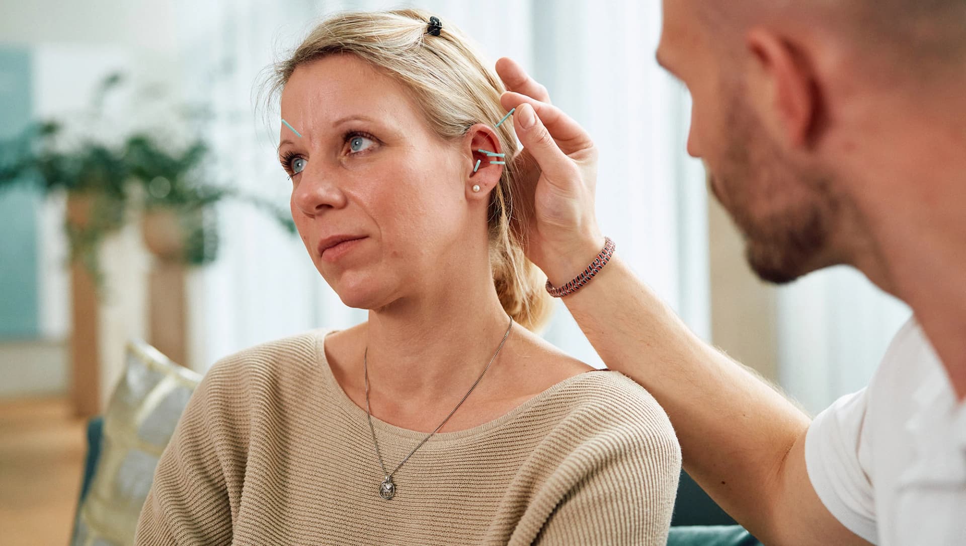 Patientin bei der NADA-Ohrakupunktur