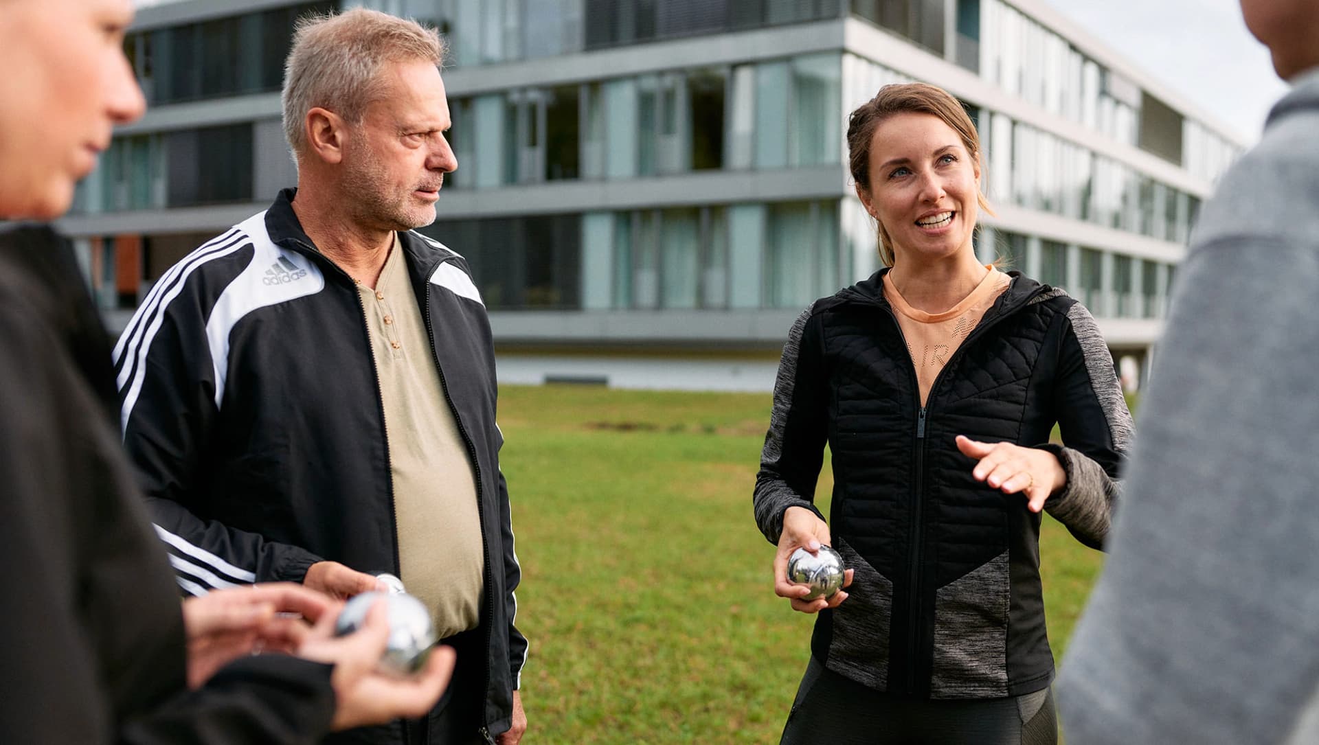 Patientengruppe unterhält sich beim Boule spielen