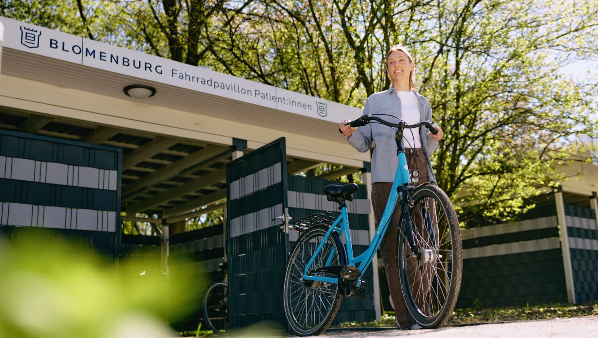 Patientin leiht Fahrrad aus dem Fahrradpavillon aus