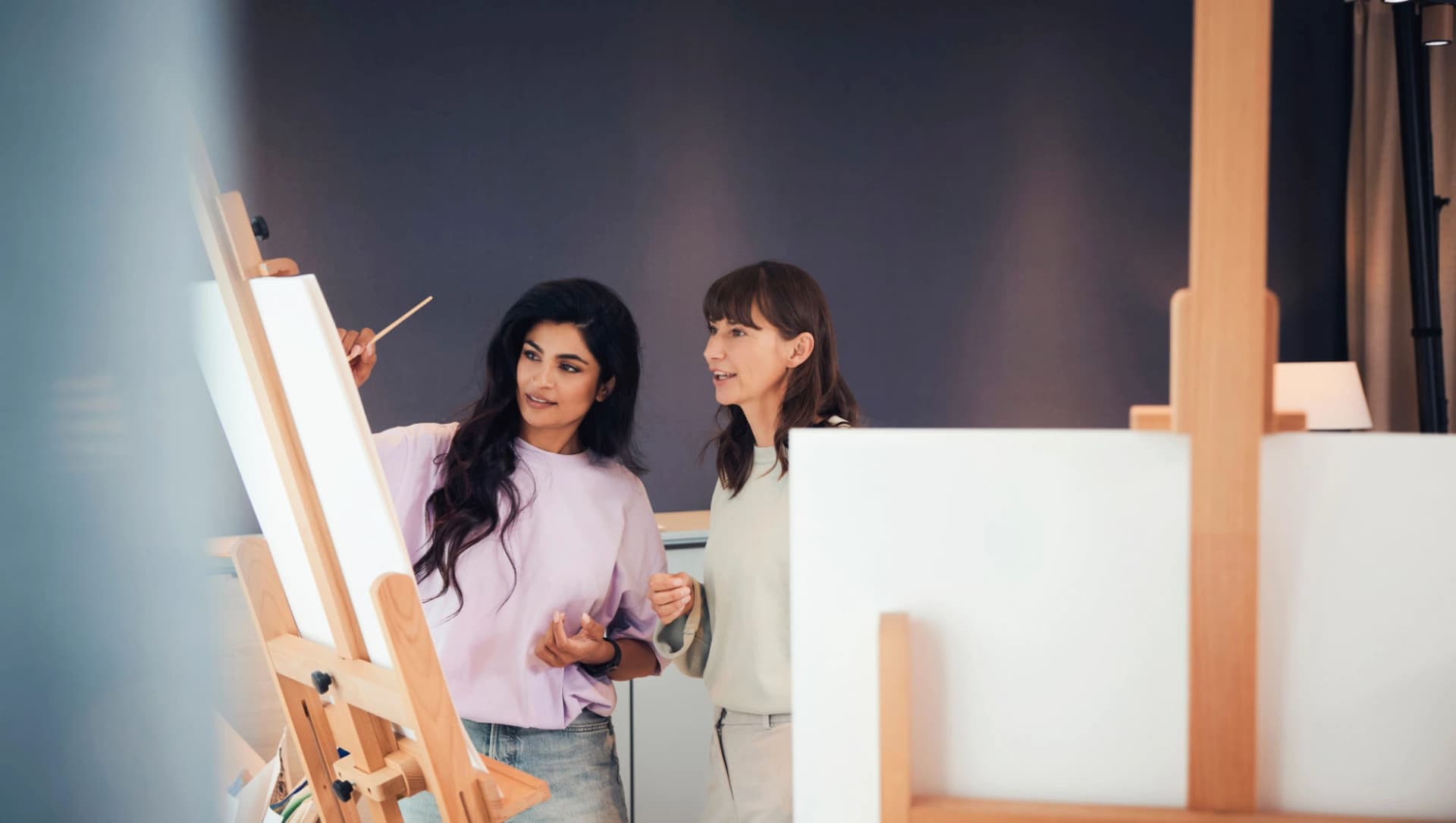 Patientin malt in der Kunsttherapie