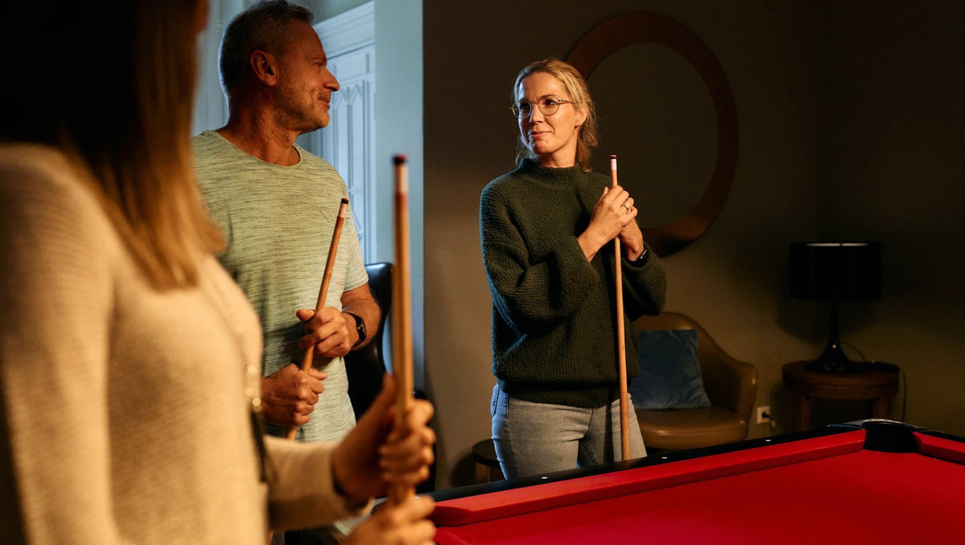 Patientengruppe unterhält sich beim Billiard spielen