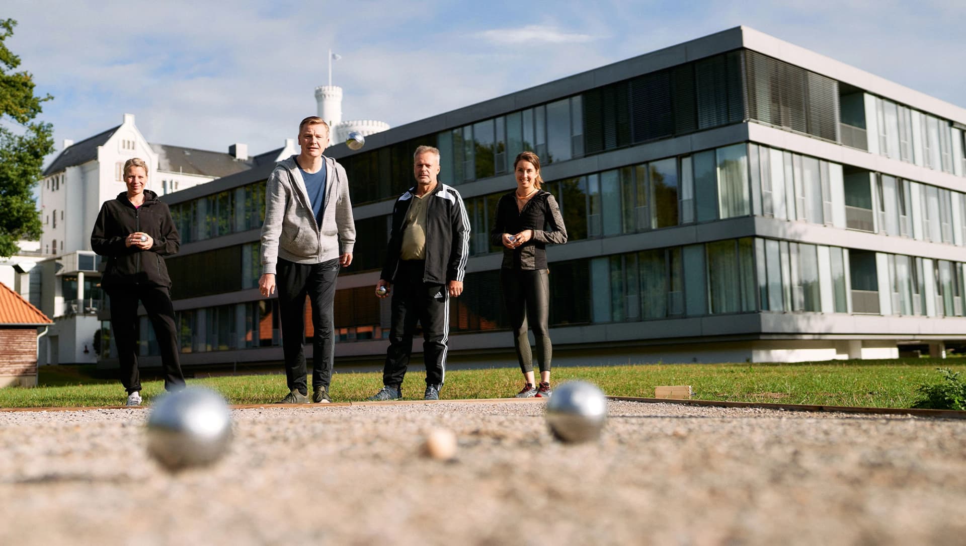 Patientengruppe spielt Boule