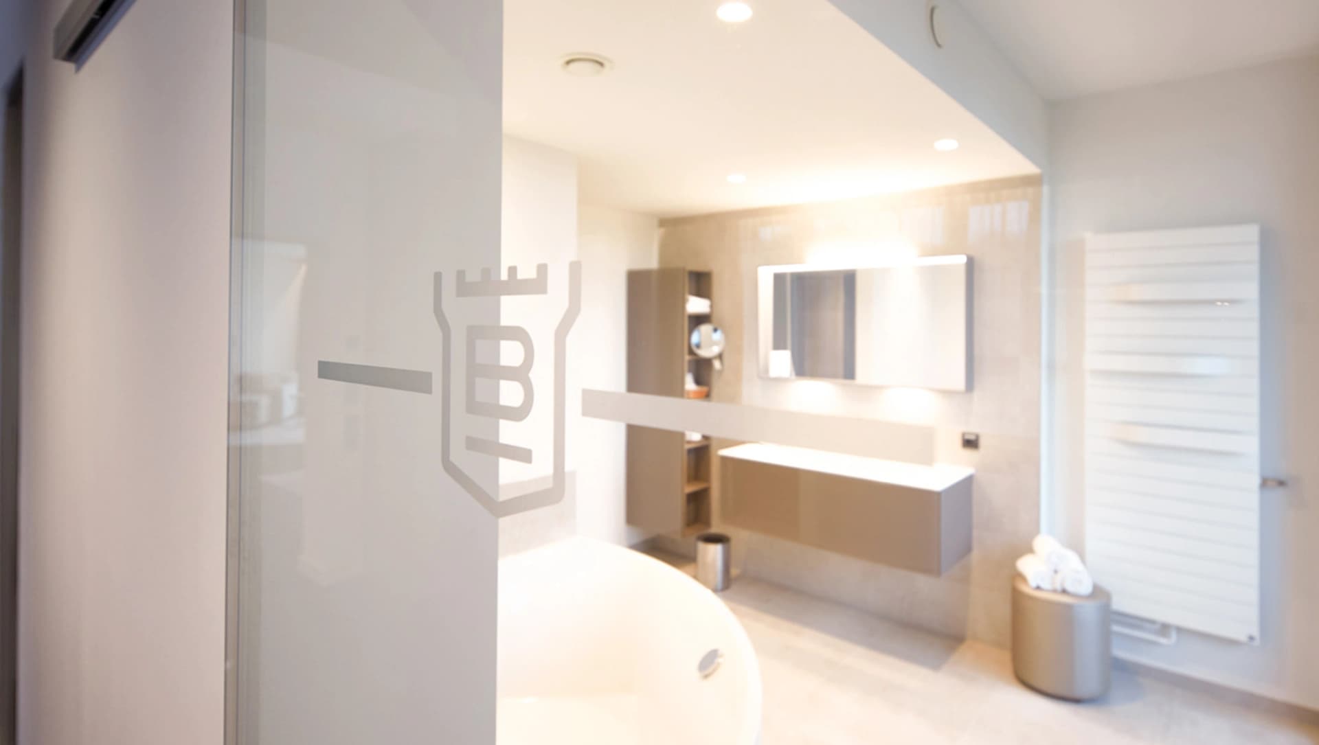 Einblick in das Badezimmer der Blomenburg Luxury-Suite