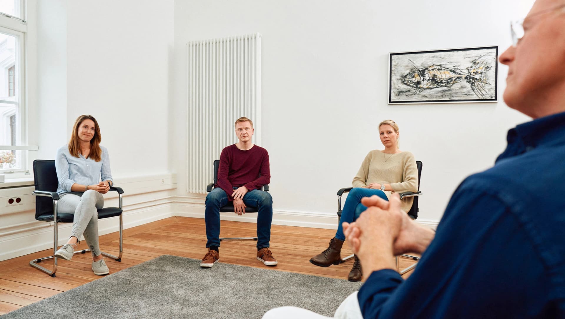Patientengruppe sitzen in der Gruppentherapie mit Therapeuten im Stuhlkreis