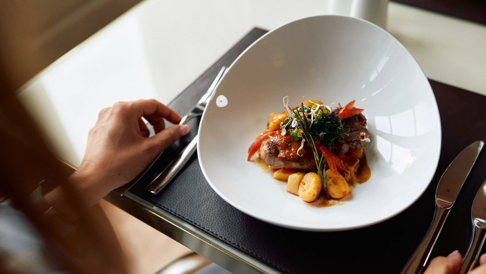 Gericht beim Mittagessen im historischen Restaurant der Blomenburg Privatklinik Selent