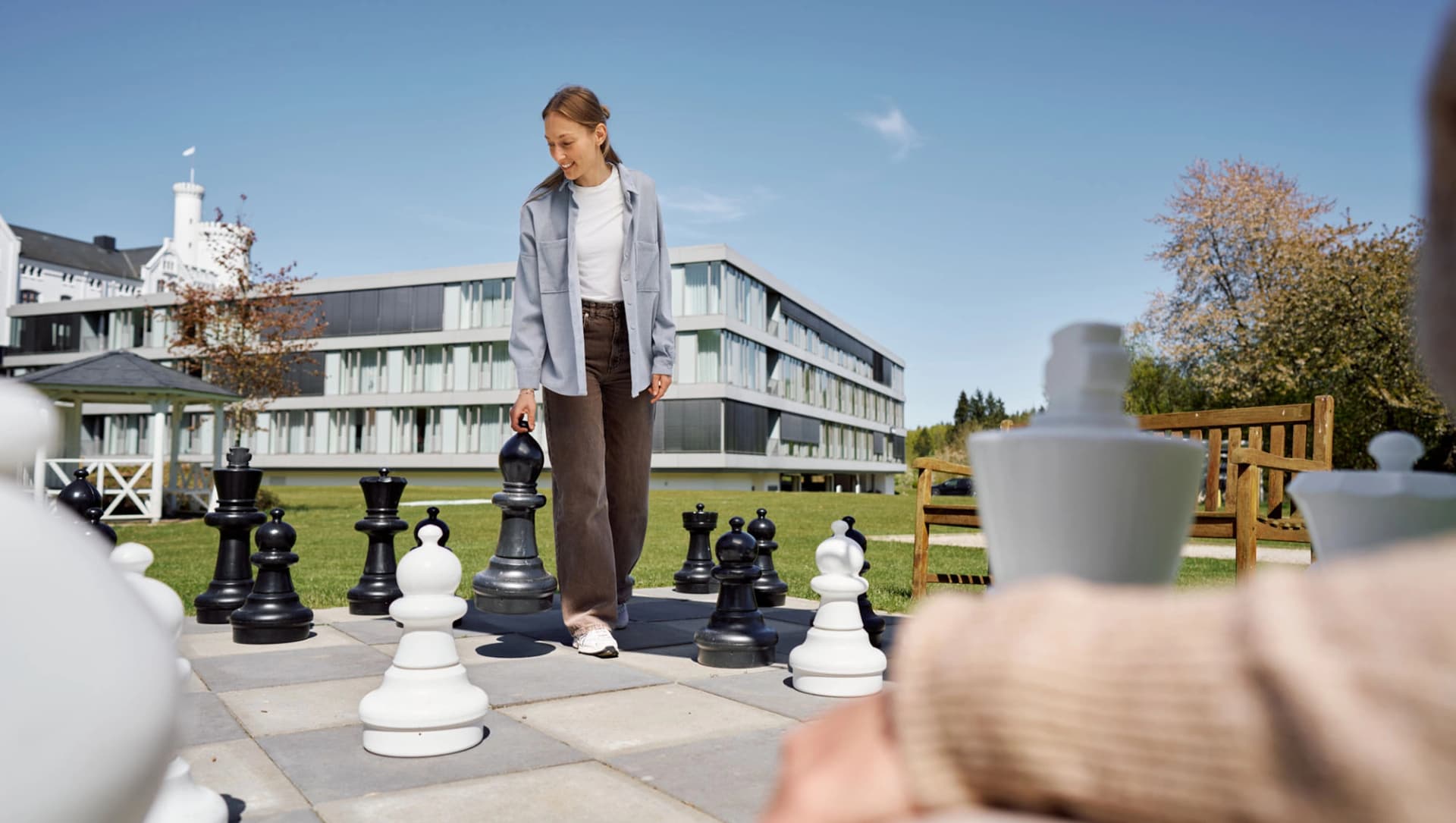 Patientinnen spielen Outside-Schach