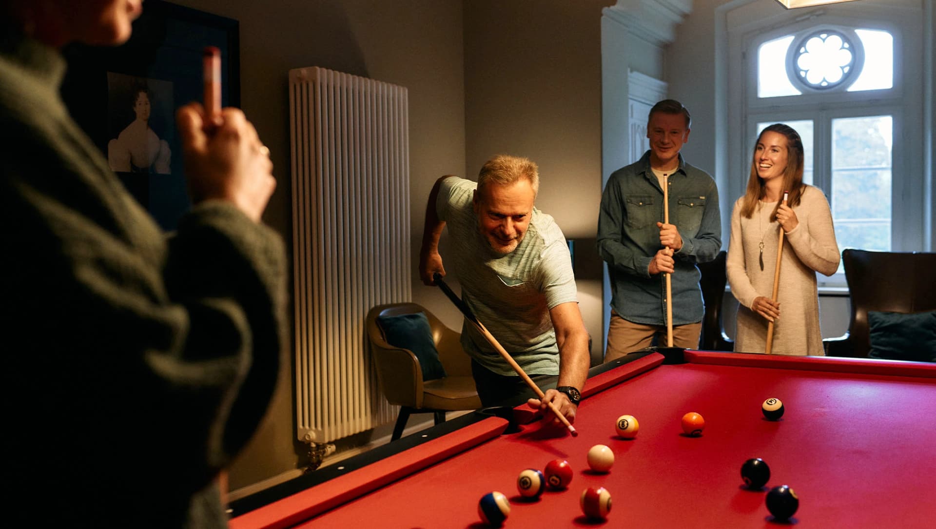 Patientengruppe spielt Billiard