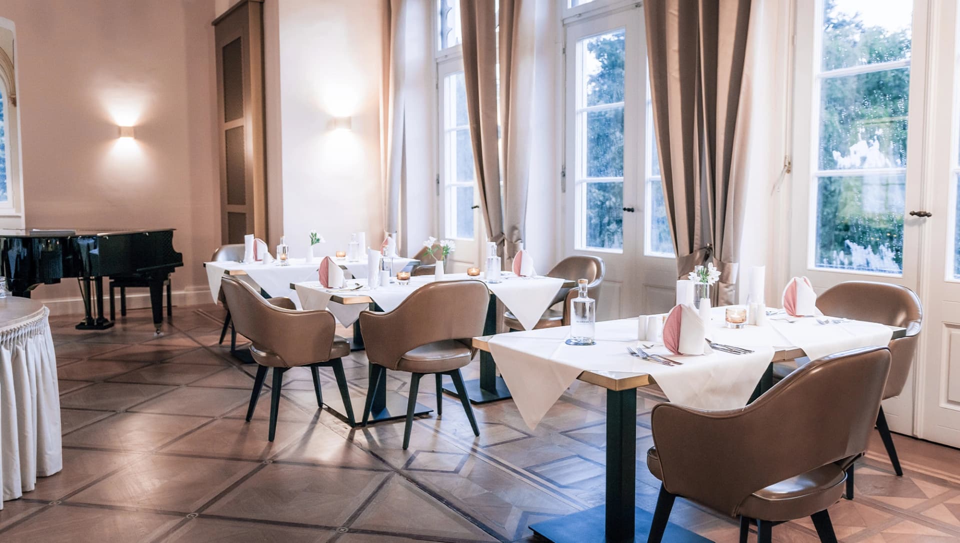 Gedeckte Tische im historischen Restaurant in Selent