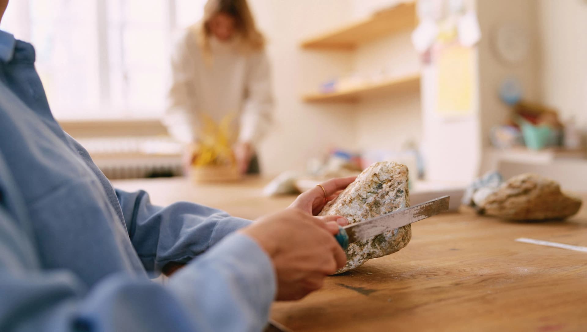 Patientin arbeitet an einem Stein in der Ergotherapie