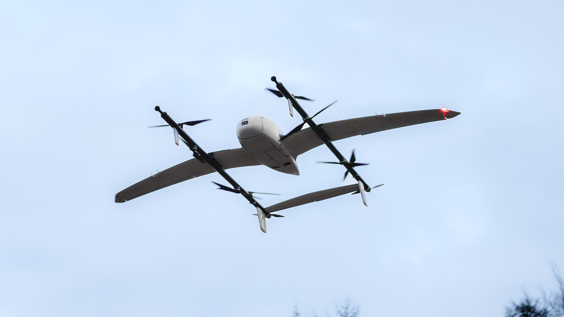 Jedsy-Drohne im Flug Drohne fliegt vor Himmel